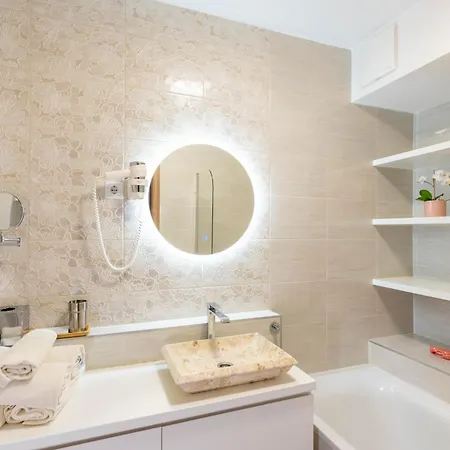 Lakeside 101 Apartment